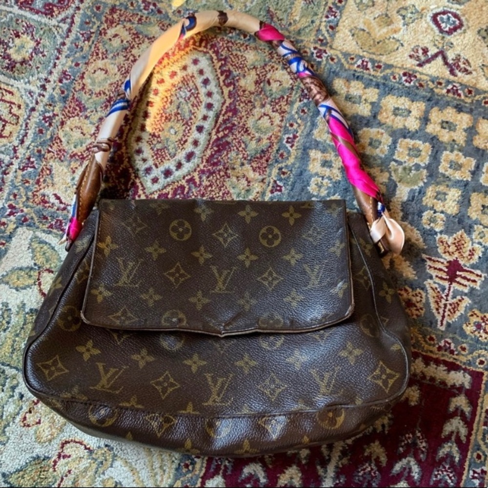 Authentic Louis Vuitton Looping MM.